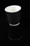 Gobelet 10 cl en porcelaine blanche entoure de silicone ondulee noire