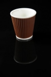 Gobelet 10 cl en porcelaine blanche entoure de silicone ondulee chocolat