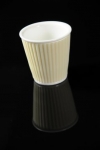 Gobelet 10 cl en porcelaine blanche entoure de silicone ondulee sable
