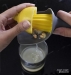 Presse agrume 'sans pépin 'noir/jaune avec filtre à pépin intégré