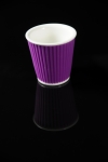 Gobelet 10 cl en porcelaine blanche entoure de silicone ondulee aubergine