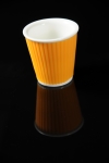 Gobelet 10 cl en porcelaine blanche entoure de silicone ondulee orange