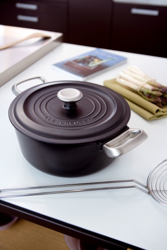 Cocotte 'actuel' Noire  ronde 26  cm 6.3 l. bouton et poign&eacute;es en inox