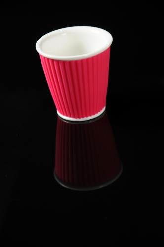 Gobelet 10 cl en porcelaine blanche entour&eacute; de silicone ondul&eacute;e rose