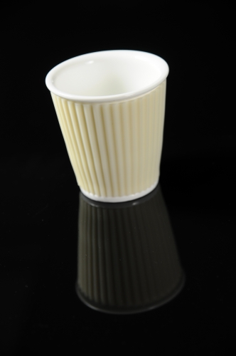 Gobelet 10 cl en porcelaine blanche entour&eacute; de silicone ondul&eacute;e sable