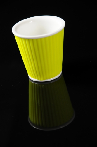 Gobelet 10 cl en porcelaine blanche entour&eacute; de silicone ondul&eacute;e vert