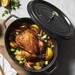 Cocotte en fonte ovale noire 31 cm avec couvercle à bouton laiton
