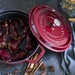 Cocotte en fonte ronde bordeaux 24 cm avec couvercle à bouton laiton