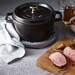 Cocotte en fonte ronde noire 20 cm avec couvercle à bouton laiton