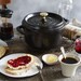 Cocotte en fonte ronde noire 20 cm avec couvercle à bouton laiton
