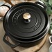 Cocotte en fonte ronde noire 22 cm avec couvercle à bouton laiton