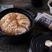 Cocotte en fonte ronde noire 22 cm avec couvercle à bouton laiton