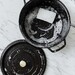 Cocotte en fonte ronde noire 34 cm avec couvercle à bouton laiton