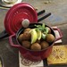 Cocotte en fonte ronde rouge cerise 20 cm avec couvercle à bouton laiton