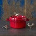Cocotte en fonte ronde rouge cerise 22 cm avec couvercle à bouton laiton