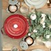 Cocotte en fonte ronde rouge cerise 24 cm avec couvercle à bouton laiton
