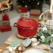Cocotte en fonte ronde rouge cerise 24 cm avec couvercle à bouton laiton