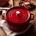 Cocotte en fonte ronde rouge cerise 24 cm avec couvercle à bouton laiton