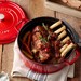 Cocotte en fonte ronde rouge cerise 24 cm avec couvercle à bouton laiton