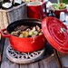 Cocotte en fonte ronde rouge cerise 24 cm avec couvercle à bouton laiton