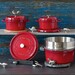 Cocotte en fonte ronde rouge cerise 24 cm avec couvercle à bouton laiton