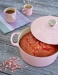 Cocotte Signature en fonte émaillée ronde 20 cm rose Chiffon Pink
