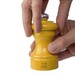 Moulin à sel manuel en bois laqué, jaune safran, 10 cm - 4in.