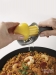 Presse agrume 'sans pépin 'noir/jaune avec filtre à pépin intégré