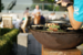 Table pour barbecue Quoco L avec roues, bac latéral et billot