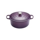 Cocotte Signature en fonte emaillee ronde 22 cm violet Cassis